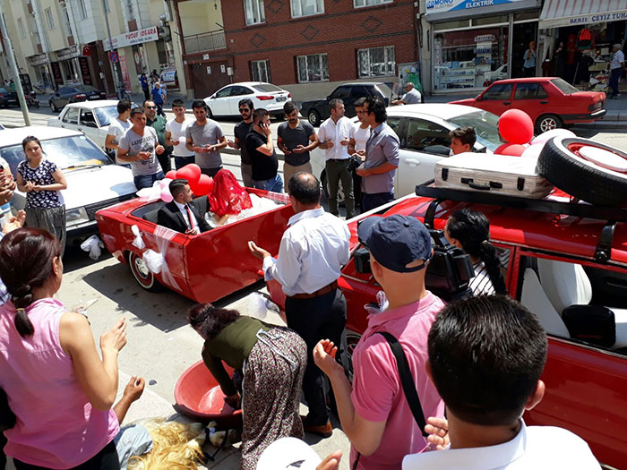 Eskişehir’de bulunan 1993 model kırmızı renk klasik bir aracın görüntüsü, yayalar kadar sürücülerin de dikkatini çekiyor. 