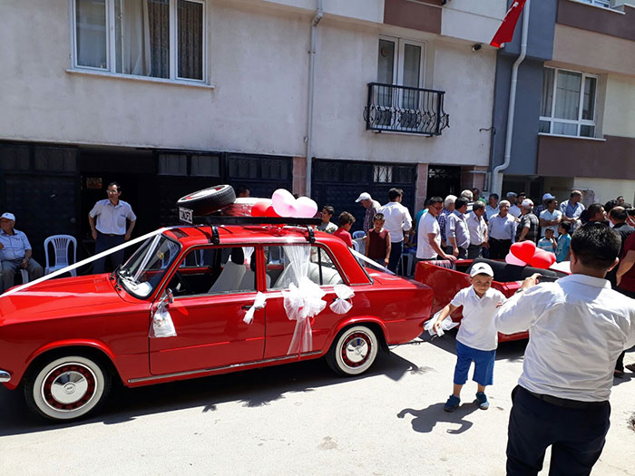 Eskişehir’de bulunan 1993 model kırmızı renk klasik bir aracın görüntüsü, yayalar kadar sürücülerin de dikkatini çekiyor. 