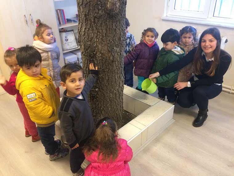 Eskişehir’in Çukurhisar ilçesinde bulunan Tepebaşı Belediyesi Çocuk Sanat ve Kültür Merkezi binasının içine girenler alışkın olmadıkları bir manzarayla karşılaşıyor.