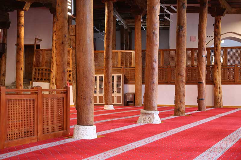 Eskişehir'in Sivrihisar ilçesinde, yıllara meydan okuyan ahşap direkli 8 asırlık Ulu Cami, ramazan ayında da yoğun ilgi görüyor.