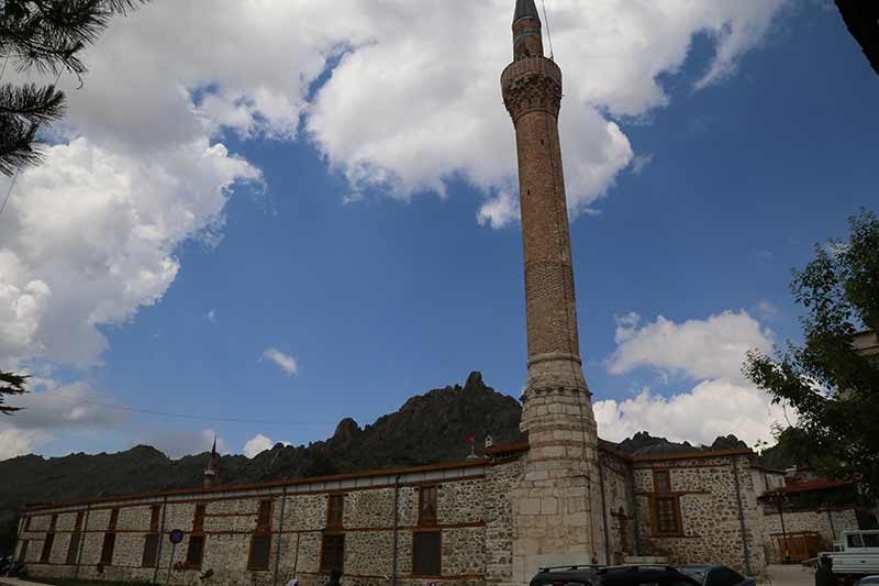 Eskişehir'in Sivrihisar ilçesinde, yıllara meydan okuyan ahşap direkli 8 asırlık Ulu Cami, ramazan ayında da yoğun ilgi görüyor.