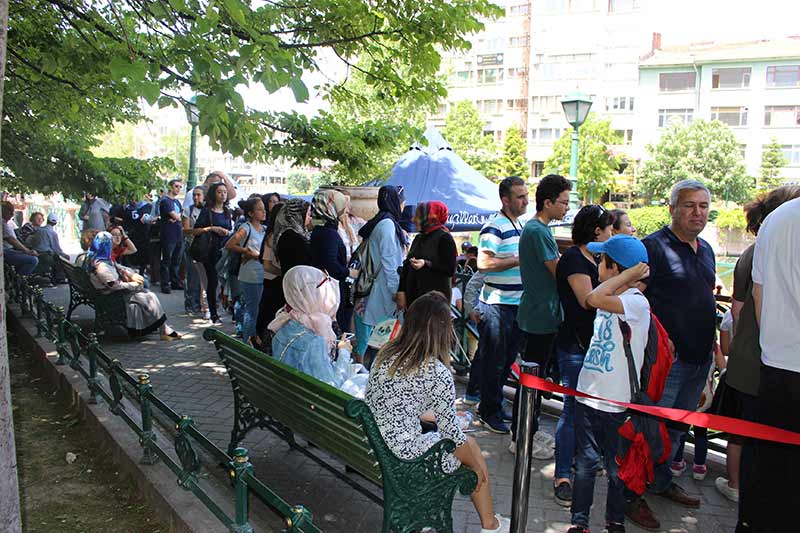 Eskişehir'de hafta sonu farklı şehirlerden gelen vatandaşlar, Porsuk Çayında gondollara ve botlara binebilmek için uzun kuyruklar oluşturdu. 