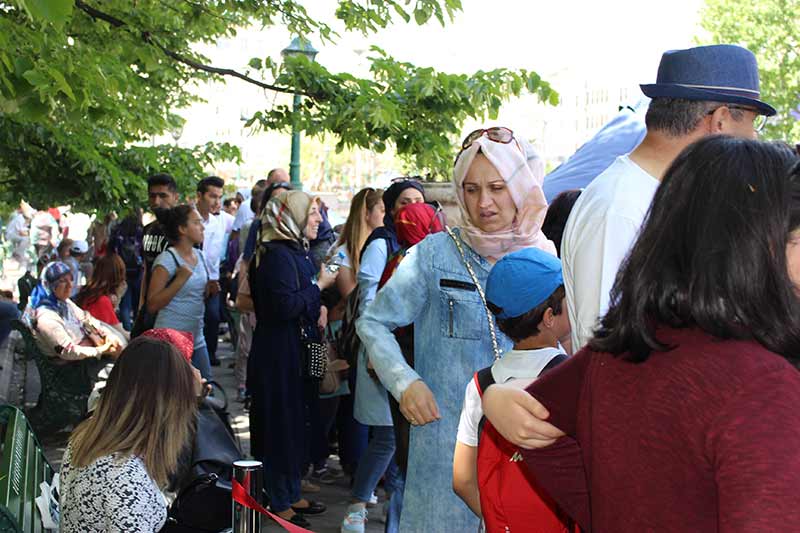 Eskişehir'de hafta sonu farklı şehirlerden gelen vatandaşlar, Porsuk Çayında gondollara ve botlara binebilmek için uzun kuyruklar oluşturdu. 