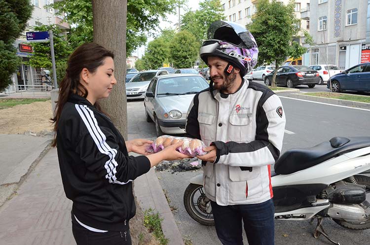 Ordu’nun Gülyalı ilçesinde tavuk yetiştiren bir kişi, başlattığı ‘mobil köy yumurtası’ servisi ile ürünlerini müşterilerin ayağına kadar götürüyor.