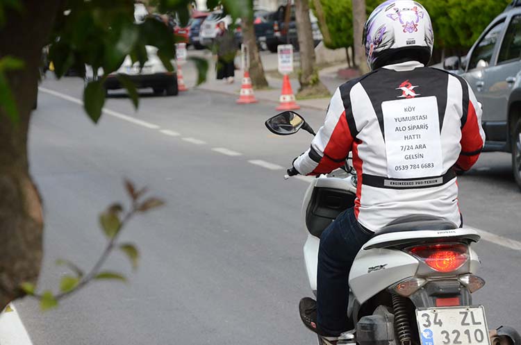 Ordu’nun Gülyalı ilçesinde tavuk yetiştiren bir kişi, başlattığı ‘mobil köy yumurtası’ servisi ile ürünlerini müşterilerin ayağına kadar götürüyor.