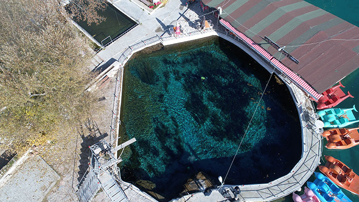 Eskişehir’in Çifteler ilçesinde Sakarya Nehri'nin doğduğu kaynaklarda oluşan tatlı su dalış alanı Türkiye’nin ilk, dünyanın ise sayılı merkezleri arasına giren en büyük aday olarak öne çıkıyor. 