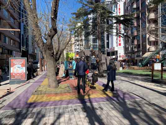 Eskişehir’de sıcaklıkların eksi derecelere seyretmesi özellikle yüksek kesimlerde buzlanmaya neden olurken, kent merkezinde ise ılık bir hava hüküm sürüyor.