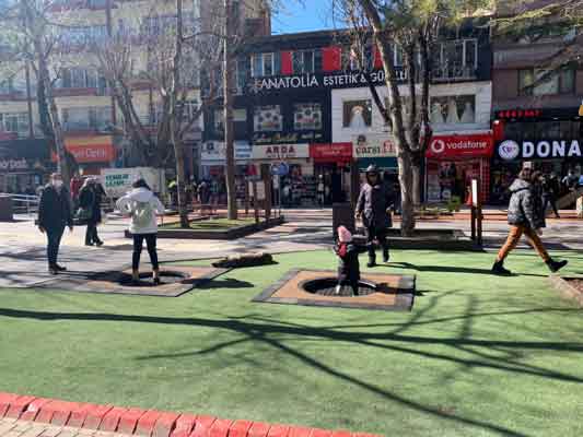 Eskişehir’de sıcaklıkların eksi derecelere seyretmesi özellikle yüksek kesimlerde buzlanmaya neden olurken, kent merkezinde ise ılık bir hava hüküm sürüyor.