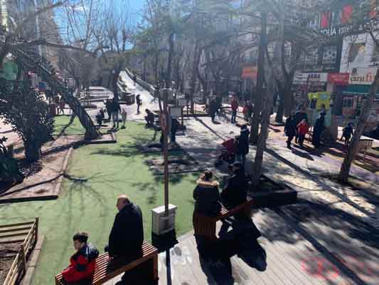 Hafta sonunu da fırsat bilen vatandaşlar, çocuklarını da alarak oyun alanlarını doldurdu. 