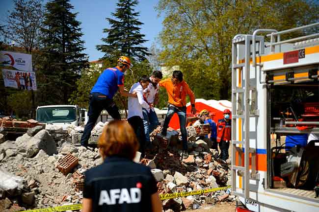 Tatbikatta, enkaz altında kalan yaralıların kurtarılmasının yanı sıra bu kişilerin Türk Hava Kuvvetlerine ait helikopter ve ambulanslarla belirlenen hastanelere sevkleri başarıyla gerçekleştirildi.