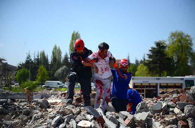 Eskişehir Valiliğince düzenlenen, kamu kurum ve kuruluşlarının katıldığı deprem tatbikatında gerçeği aratmayan anlar yaşandı