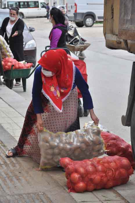 Eskişehir’in Şirintepe Mahallesi’nde vatandaşlara 8 ton patates, 2 ton soğan dağıtıldı. (Haber: Meltem Karakaş Kaya)