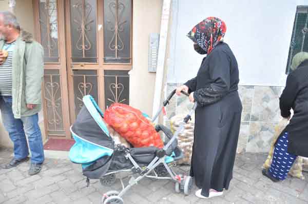 Bu kapsamda da Eskişehir’in Şirintepe Mahallesi’nde bulunan Örme Sokak’ta vatandaşlara 8 ton patates, 2 ton da soğan dağıtıldı.