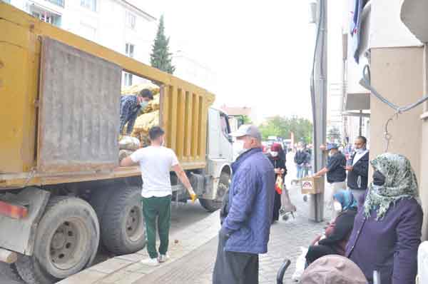 Evine patates ve soğan götürmek isteyen vatandaşlar, sabah erken saatlerde Örme Sokak’a gelerek kamyonun önünde uzun kuyruklar oluşturdu. 