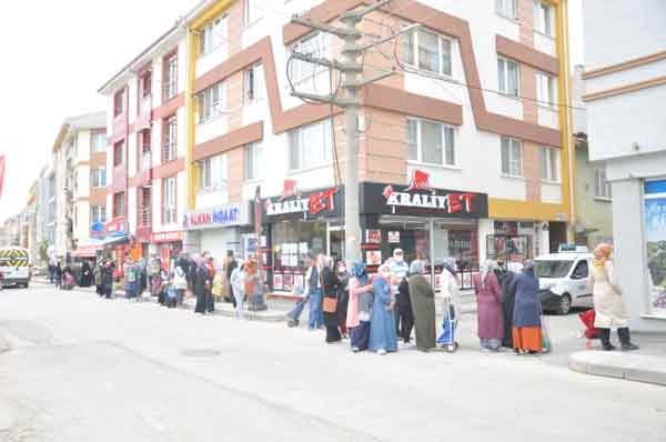 Polis ekiplerinin de geldiği dağıtımda sosyal mesafe kurallarını ihlal eden vatandaşlar sık sık uyarıldı. 