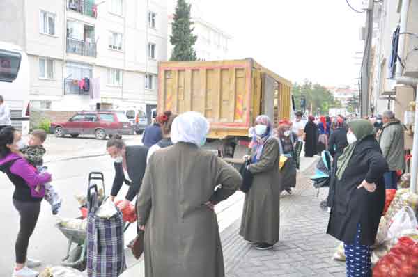 Sabah erken saatlerde patates, soğan alma umuduyla kamyonun önünde bekleyen vatandaşların bir kısmı bebek arabasıyla bir kısmı da el arabasıyla geldi.