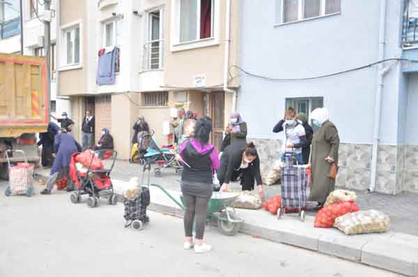 Tam kapanma döneminde oluşan uzun kuyruk...