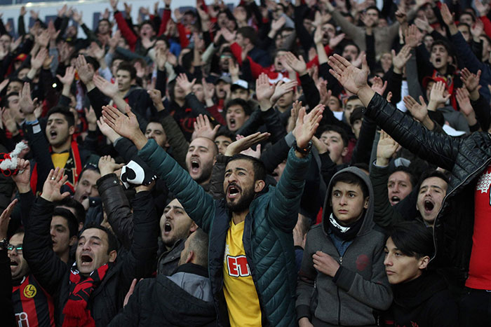 TFF 1. Lig'in 13. haftasında oynanan Eskişehirspor-Çaykur Rizespor mücadelesi 1-1 beraberlikle tamamlandı. Maçın ardından futbolcuları tribüne çağıran Eskişehirspor taraftarı, verilen mücadele için oyuncuları alkışlarken, zor günler geçiren takım için bir olan futbolcu ve taraftarların gözyaşları objektiflere yansıdı. 