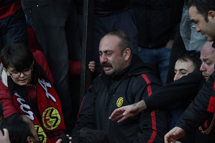 TFF 1. Lig'in 13. haftasında oynanan Eskişehirspor-Çaykur Rizespor mücadelesi 1-1 beraberlikle tamamlandı. Maçın ardından futbolcuları tribüne çağıran Eskişehirspor taraftarı, verilen mücadele için oyuncuları alkışlarken, zor günler geçiren takım için bir olan futbolcu ve taraftarların gözyaşları objektiflere yansıdı. 