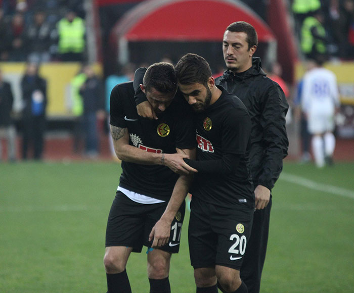 TFF 1. Lig'in 13. haftasında oynanan Eskişehirspor-Çaykur Rizespor mücadelesi 1-1 beraberlikle tamamlandı. Maçın ardından futbolcuları tribüne çağıran Eskişehirspor taraftarı, verilen mücadele için oyuncuları alkışlarken, zor günler geçiren takım için bir olan futbolcu ve taraftarların gözyaşları objektiflere yansıdı. 