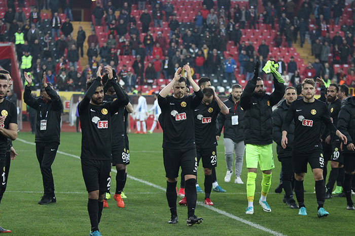 TFF 1. Lig'in 13. haftasında oynanan Eskişehirspor-Çaykur Rizespor mücadelesi 1-1 beraberlikle tamamlandı. Maçın ardından futbolcuları tribüne çağıran Eskişehirspor taraftarı, verilen mücadele için oyuncuları alkışlarken, zor günler geçiren takım için bir olan futbolcu ve taraftarların gözyaşları objektiflere yansıdı. 