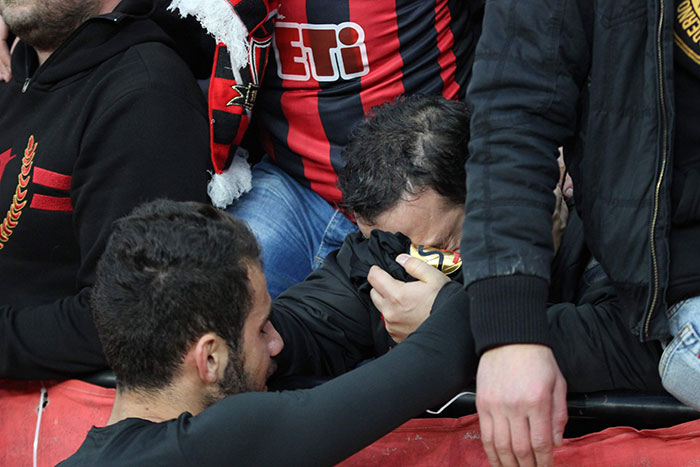 TFF 1. Lig'in 13. haftasında oynanan Eskişehirspor-Çaykur Rizespor mücadelesi 1-1 beraberlikle tamamlandı. Maçın ardından futbolcuları tribüne çağıran Eskişehirspor taraftarı, verilen mücadele için oyuncuları alkışlarken, zor günler geçiren takım için bir olan futbolcu ve taraftarların gözyaşları objektiflere yansıdı. 