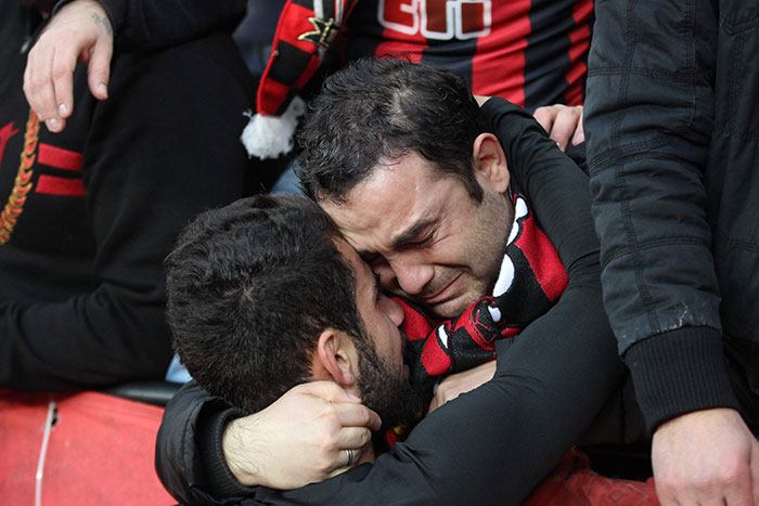 TFF 1. Lig'in 13. haftasında oynanan Eskişehirspor-Çaykur Rizespor mücadelesi 1-1 beraberlikle tamamlandı. Maçın ardından futbolcuları tribüne çağıran Eskişehirspor taraftarı, verilen mücadele için oyuncuları alkışlarken, zor günler geçiren takım için bir olan futbolcu ve taraftarların gözyaşları objektiflere yansıdı. 