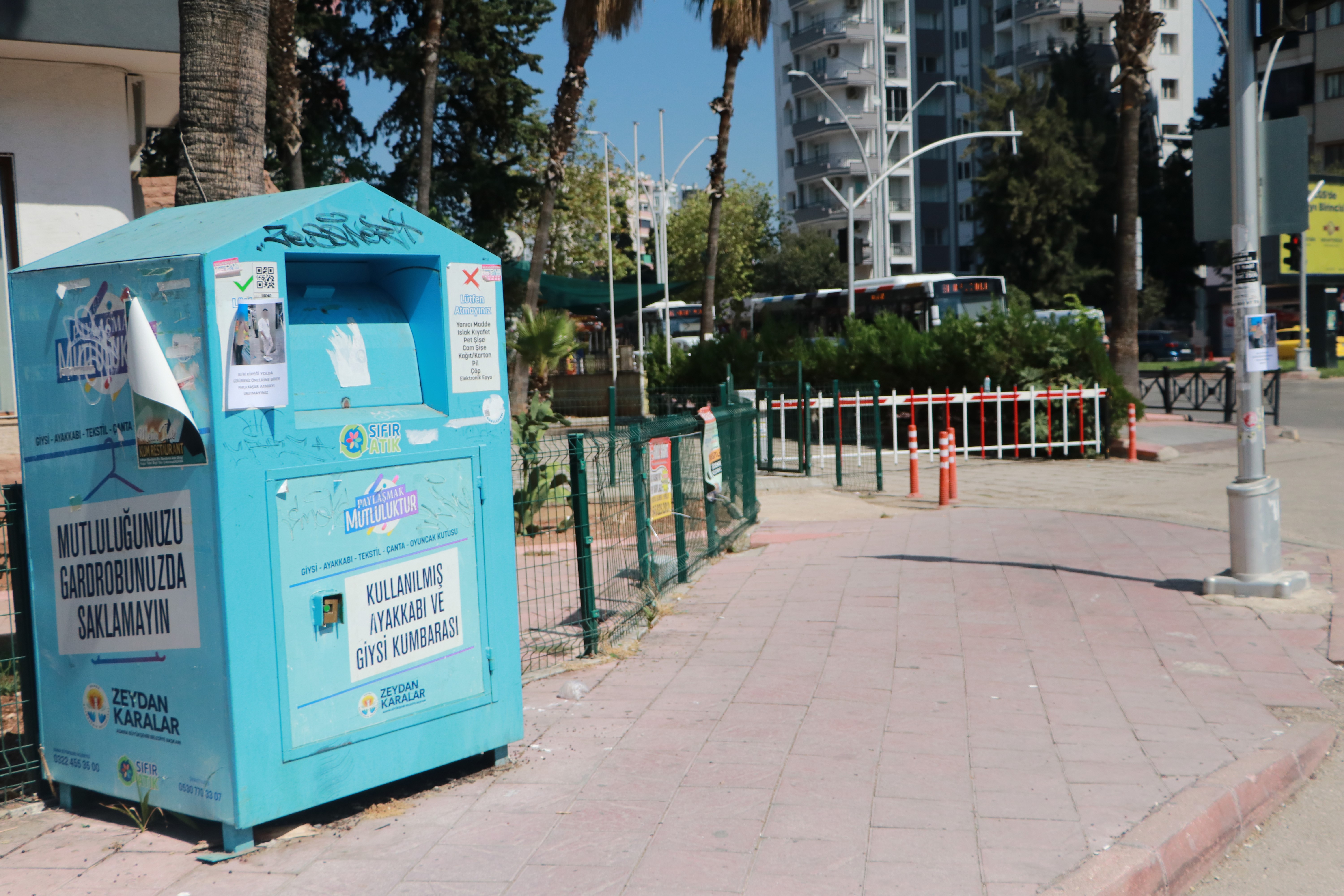 Yasemin Yılmaz isimli kadın ise ilanı görünce şaşırdığını belirterek, “İhtiyaçları varsa kaşar atardım. Bence bunu çok yakın, onlara benzeyen bir arkadaşları yapmıştır. Anladığım kadarıyla esprili arkadaşlar ama bence eğlenceli olmuş. Fark etseydim ve görseydim şu an köpeğin önüne su koyacağım, onların da önüne kaşar koyardım” dedi.