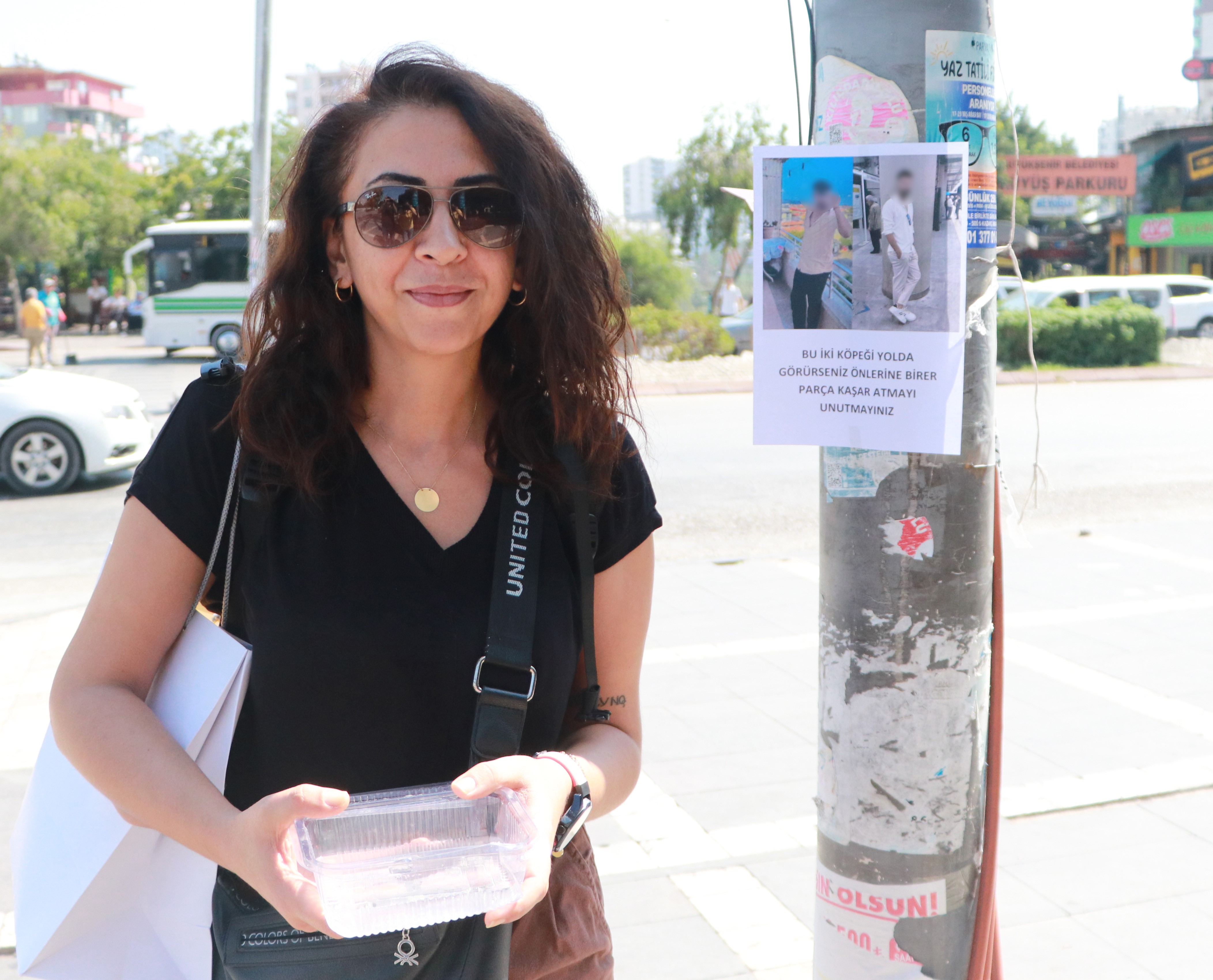 Adana’da kim tarafından asıldığı belli olmayan ve üzerinde 2 erkeğin fotoğrafı ile ‘Bu iki köpeği yolda görürseniz önlerine kaşar atmayı unutmayınız’ yazılı ilan, görenleri hayrete düşürdü.