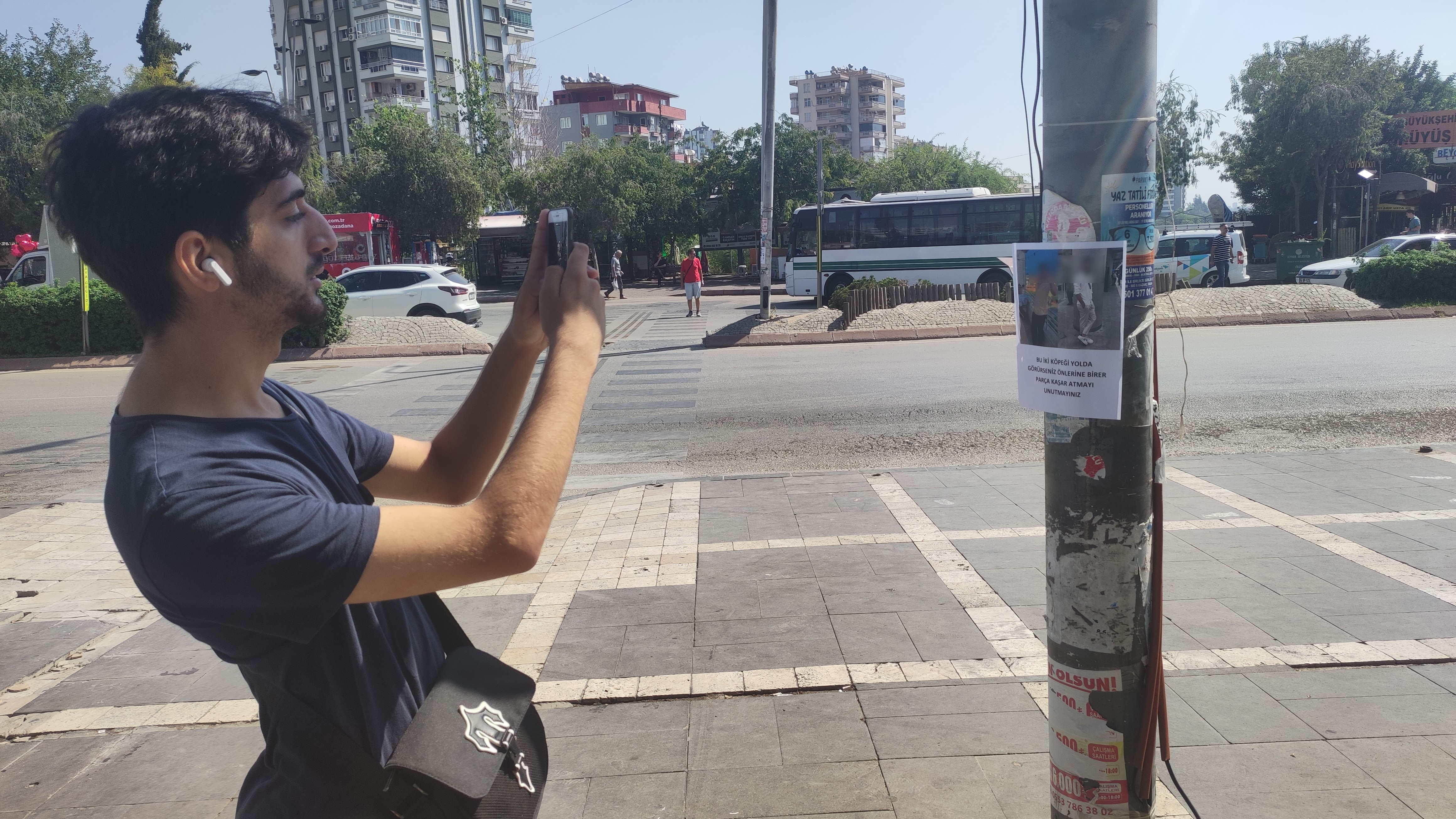 Adana’da kim tarafından asıldığı belli olmayan ve üzerinde 2 erkeğin fotoğrafı ile ‘Bu iki köpeği yolda görürseniz önlerine kaşar atmayı unutmayınız’ yazılı ilan, görenleri hayrete düşürdü.