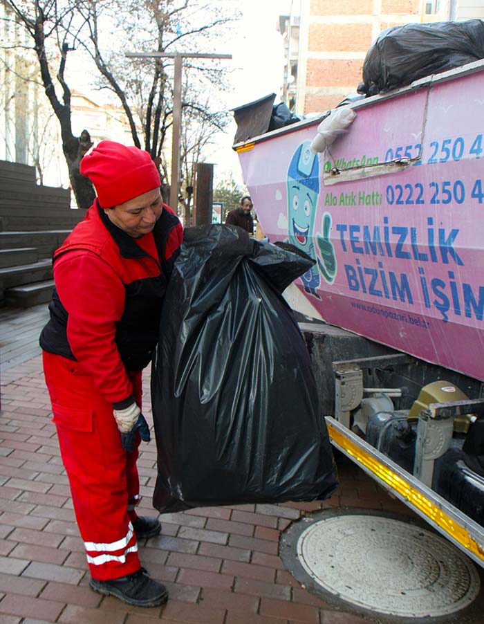 Eskişehir merkez Odunpazarı Belediyesi Temizlik İşleri Müdürlüğünde 2 kadından oluşan çöp toplama ekibi,  erkeklere taş çıkartan çalışma azimleriyle dikkati çekiyor. 