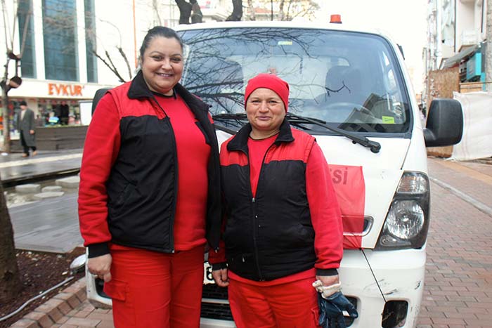 Eskişehir merkez Odunpazarı Belediyesi Temizlik İşleri Müdürlüğünde 2 kadından oluşan çöp toplama ekibi,  erkeklere taş çıkartan çalışma azimleriyle dikkati çekiyor. 