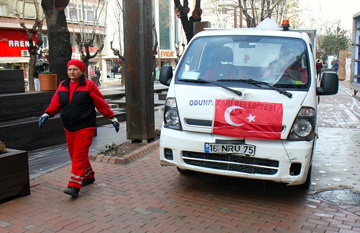 Eskişehir merkez Odunpazarı Belediyesi Temizlik İşleri Müdürlüğünde 2 kadından oluşan çöp toplama ekibi,  erkeklere taş çıkartan çalışma azimleriyle dikkati çekiyor. 