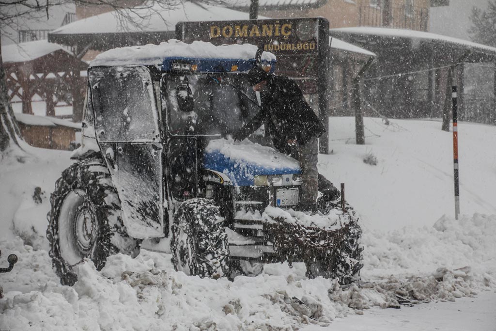 Eskişehir, Bilecik, Kütahya ve Çanakkale'de mevsimin ilk karı yağdı. Eskişehir'de bazı ilçelerin yüksek yerlerinde de kar yağdı. Merkez Tepebaşı ilçesine bağlı Sulukaraağaç, Atalan, Karadere, Mihalılıççık ilçesinin Güreş, Yalımkaya, Alpu ilçesine bağlı Karacaören ve Başören mahallelerinde kar yağışı etkili oldu. Bu bölgelerde büyükşehir belediyesi ekipleri buzlanma riskine karşı tuzlama çalışmalarına başladı. Kar yağışı sonrası ekipler sürücülerin emniyetli bir şekilde yolculuk yapmalarını sağlamak amacıyla çalışmalarına hız verdi.