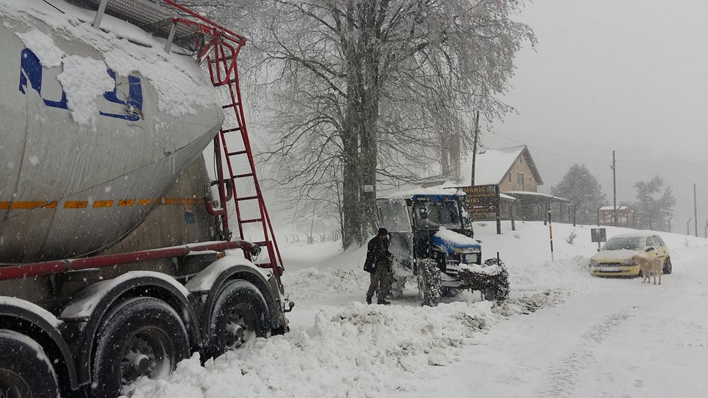 Eskişehir, Bilecik, Kütahya ve Çanakkale'de mevsimin ilk karı yağdı. Eskişehir'de bazı ilçelerin yüksek yerlerinde de kar yağdı. Merkez Tepebaşı ilçesine bağlı Sulukaraağaç, Atalan, Karadere, Mihalılıççık ilçesinin Güreş, Yalımkaya, Alpu ilçesine bağlı Karacaören ve Başören mahallelerinde kar yağışı etkili oldu. Bu bölgelerde büyükşehir belediyesi ekipleri buzlanma riskine karşı tuzlama çalışmalarına başladı. Kar yağışı sonrası ekipler sürücülerin emniyetli bir şekilde yolculuk yapmalarını sağlamak amacıyla çalışmalarına hız verdi.