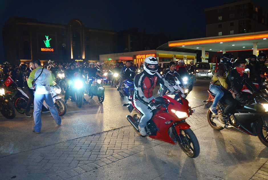 Eskişehir’de bir araya gelen aralarında çeşitli motosiklet, otomobil ve bisiklet gruplarının olduğu topluluk, 30 Ağustos Zafer Bayramı için direksiyon başına geçti.