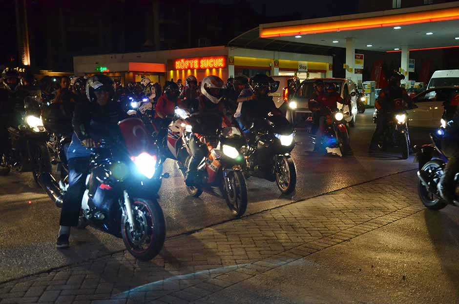 Eskişehir’de bir araya gelen aralarında çeşitli motosiklet, otomobil ve bisiklet gruplarının olduğu topluluk, 30 Ağustos Zafer Bayramı için direksiyon başına geçti.