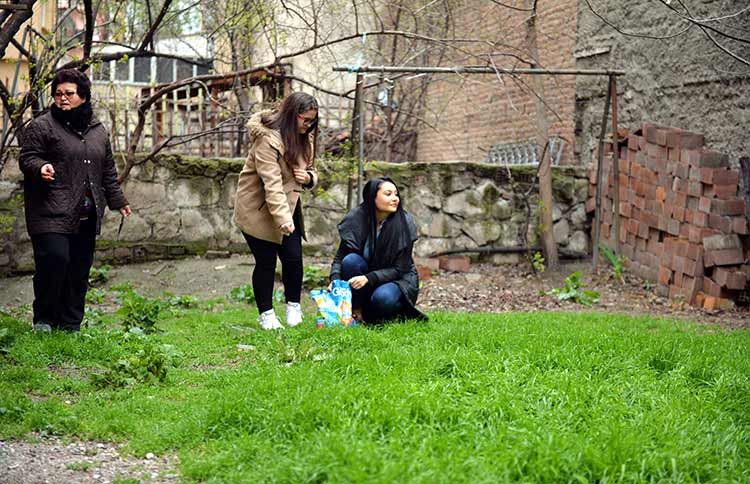 Eskişehir'de özel bir şirkette çalışan 28 yaşındaki Zeynep Burcu Tekin, sokak hayvanlarına yardım etmek için mama karşılığında özel ders veriyor.