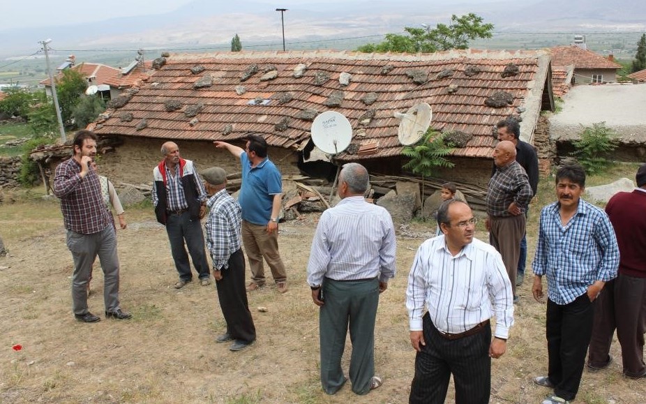 Denizli’nin Honaz ilçesinde 2016’dan bu yana faaliyette olan taş ocağından mahalleye düşen taş ve kaya parçaları, vatandaşları korkutmaya devam ediyor. Patlamaların ardından çevreye saçılan kaya parçaları, futbol sahasını kullanılamaz hale getirdi.