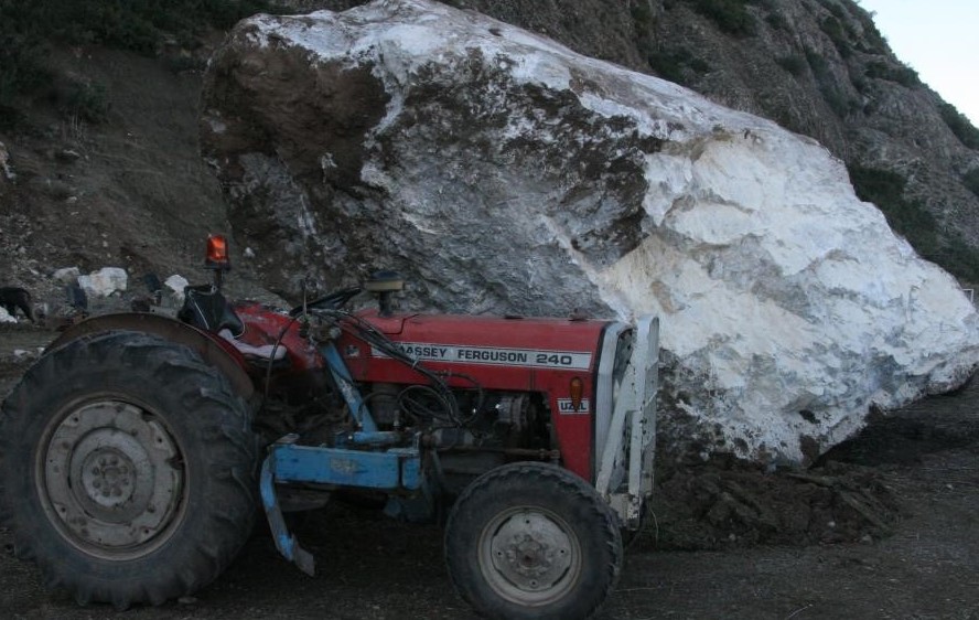 Denizli’nin Honaz ilçesinde 2016’dan bu yana faaliyette olan taş ocağından mahalleye düşen taş ve kaya parçaları, vatandaşları korkutmaya devam ediyor. Patlamaların ardından çevreye saçılan kaya parçaları, futbol sahasını kullanılamaz hale getirdi.