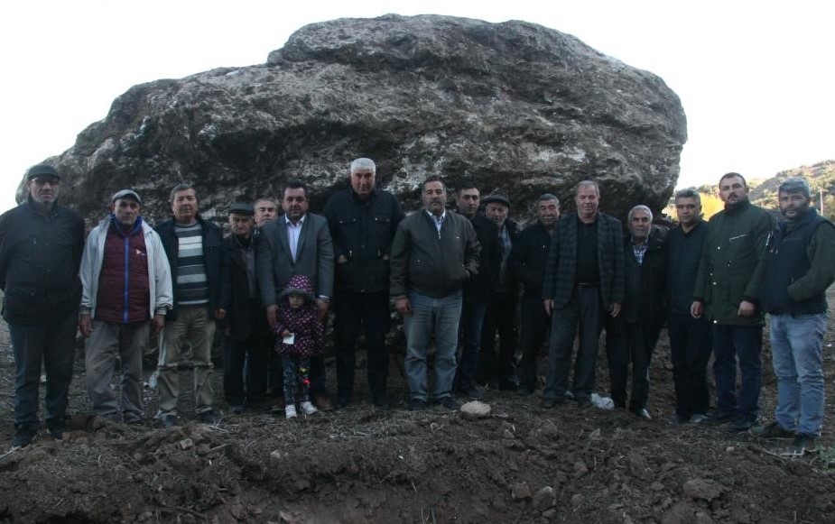 Denizli’nin Honaz ilçesinde 2016’dan bu yana faaliyette olan taş ocağından mahalleye düşen taş ve kaya parçaları, vatandaşları korkutmaya devam ediyor. Patlamaların ardından çevreye saçılan kaya parçaları, futbol sahasını kullanılamaz hale getirdi.