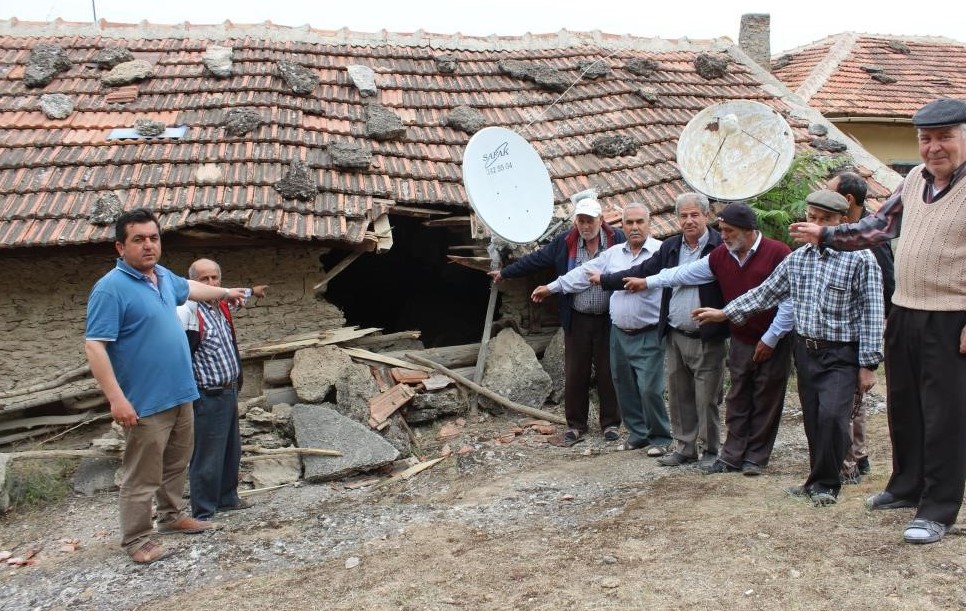 “Yıl 2023 biz hala çözüm üretemedik” Patlamalar ve sonrasında kontrolsüz bir şekilde etrafa dağılan taşlar nedeniyle sürekli tedirgin olduklarını ifade eden Aşağıdağdere Mahallesi Muhtarı Murat Efe ise “2009’dan bu yana ‘Kel kaya’ dağımızda taş ocağı kuruldu. Her patlatmada taşlar iniyor, daha önceden biz burada Honaz ilçesinde düzenlenen futbol turnuvalarında sahamızda maç yapıyorduk. Futbol sahamızda düşen taşlardan dolayı kale direğimiz kırıldı. Burada ki taşların hepsi futbol sahamız taş sahamız oldu. Ayrıca 21 Ağustos 2023 Pazartesi günü saat 16.00 sıralarında ocakta patlatma yapıldı.