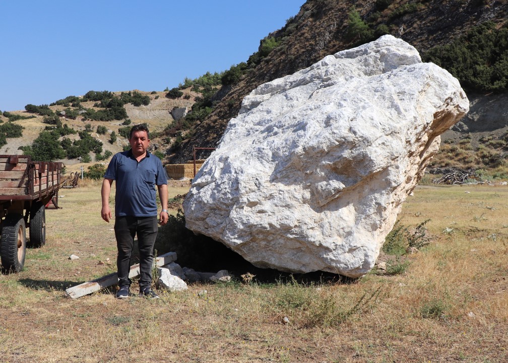 Denizli’nin Honaz ilçesinde 2016’dan bu yana faaliyette olan taş ocağından mahalleye düşen taş ve kaya parçaları, vatandaşları korkutmaya devam ediyor. Patlamaların ardından çevreye saçılan kaya parçaları, futbol sahasını kullanılamaz hale getirdi.