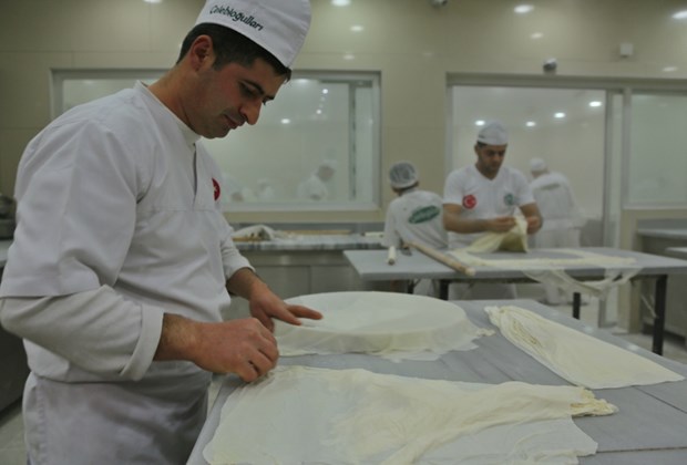 Gaziantep mutfağında tatlı yapılırken Antep fıstıklarını elle homojenize olrak dağıtmak ayrı bir sanat dalı.