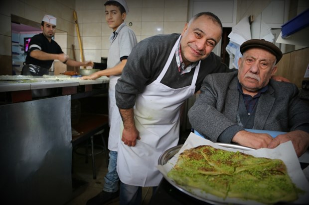 Gaziantep mutfağında tatlı yapılırken Antep fıstıklarını elle homojenize olrak dağıtmak ayrı bir sanat dalı.