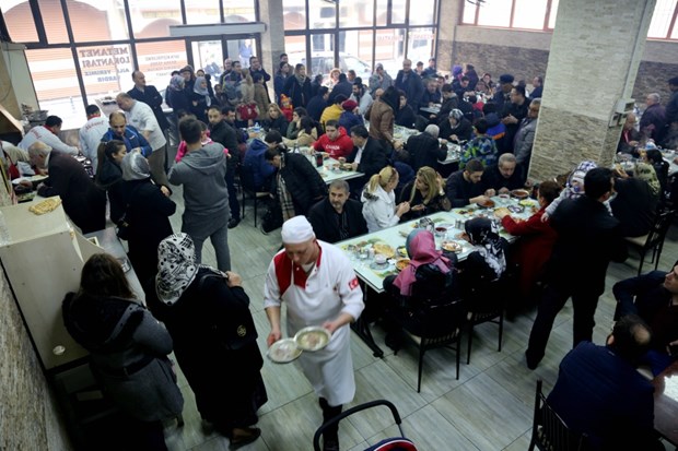 Gaziantep mutfağında tatlı yapılırken Antep fıstıklarını elle homojenize olrak dağıtmak ayrı bir sanat dalı.