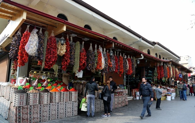 Gaziantep mutfağında tatlı yapılırken Antep fıstıklarını elle homojenize olrak dağıtmak ayrı bir sanat dalı.