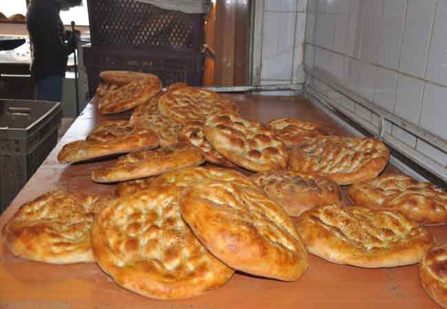 Ancak koronavirüs sebebiyle uygulanan sokağa çıkma kısıtlaması, her yıl ortaya çıkan görüntülerden farklı manzaralar oluşturdu. 