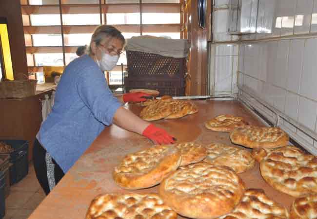 Bu yıl uzayan kuyruklar yerini boş fırınlara bıraktı. Saat 14.00’e kadar zorunlu ihtiyaçların karşılanması amacıyla en yakın fırın ya da marketlere gitme izni olan vatandaşlar, evde kalmayı tercih etti. 