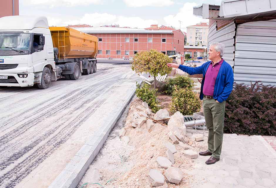 Anadolu Üniversitesi Rektörü Prof. Dr. Naci Gündoğan, kampüslerde tüm hızıyla devam eden altyapı çalışmalarını ve fiziki iyileştirmeleri, yeni dönem öncesinde yerinde inceleyerek çalışmalar hakkında bilgi aldı. 